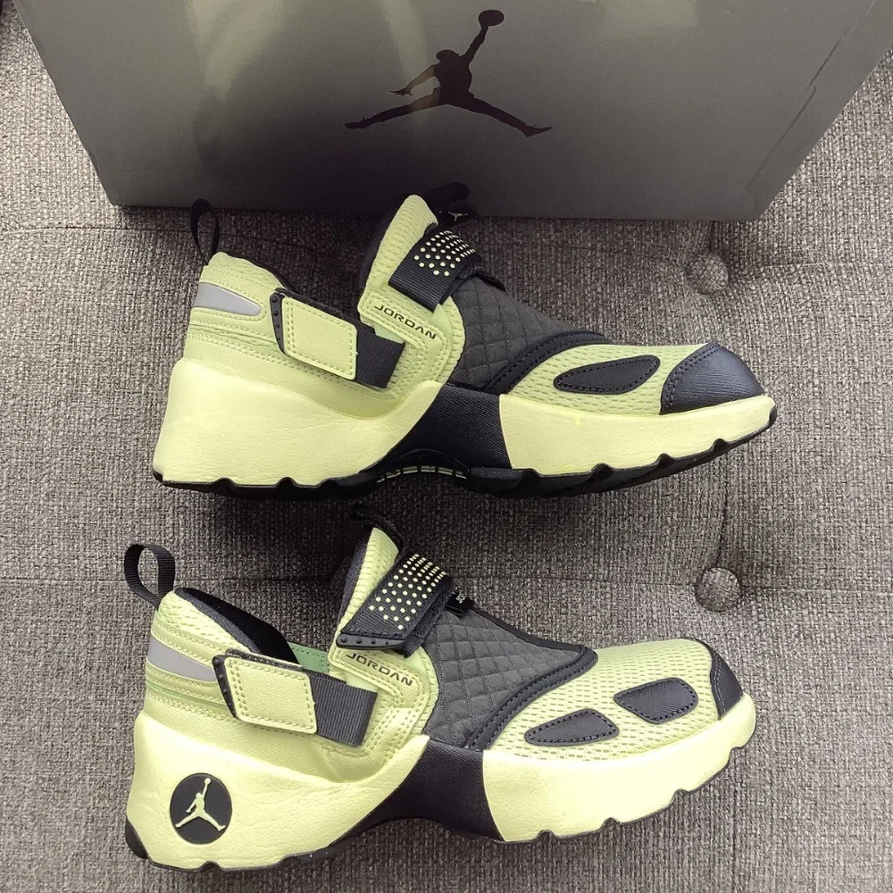 Jordan Trunner LX Sneaker (Women) 7.5M - Picture 11 of 13